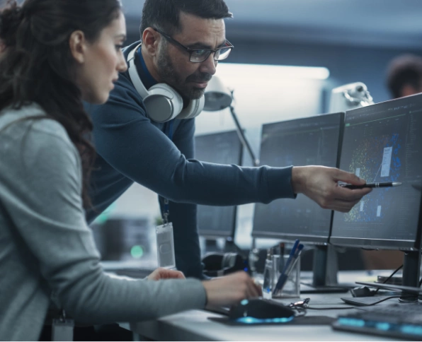 uomo e donna che guardano lo schermo di un computer