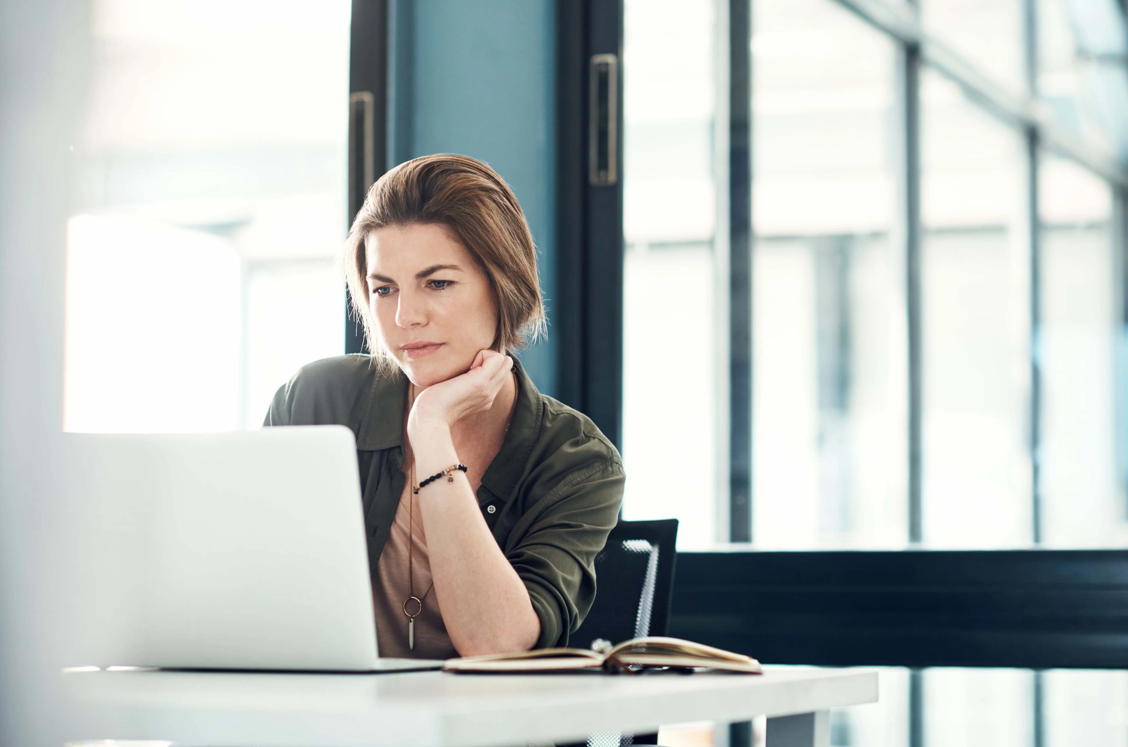 Personne effectuant de la saisie sur un ordinateur portable dans un bureau