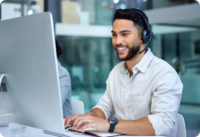 Hombre con headset hablando con cliente