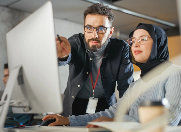 employés travaillant ensemble