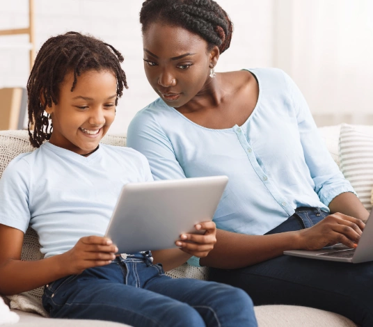 Mãe e filho olhando para tablet