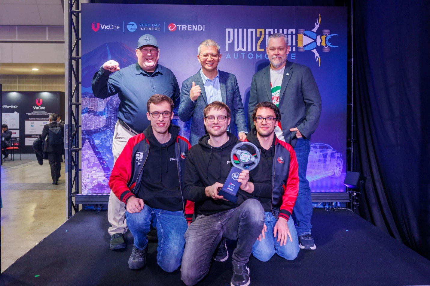 写真1：優勝者「Fuzzware.io」チーム（前列）