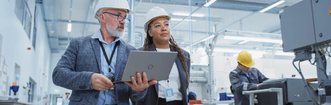 Deux ingénieurs travaillant avec un ordinateur portable